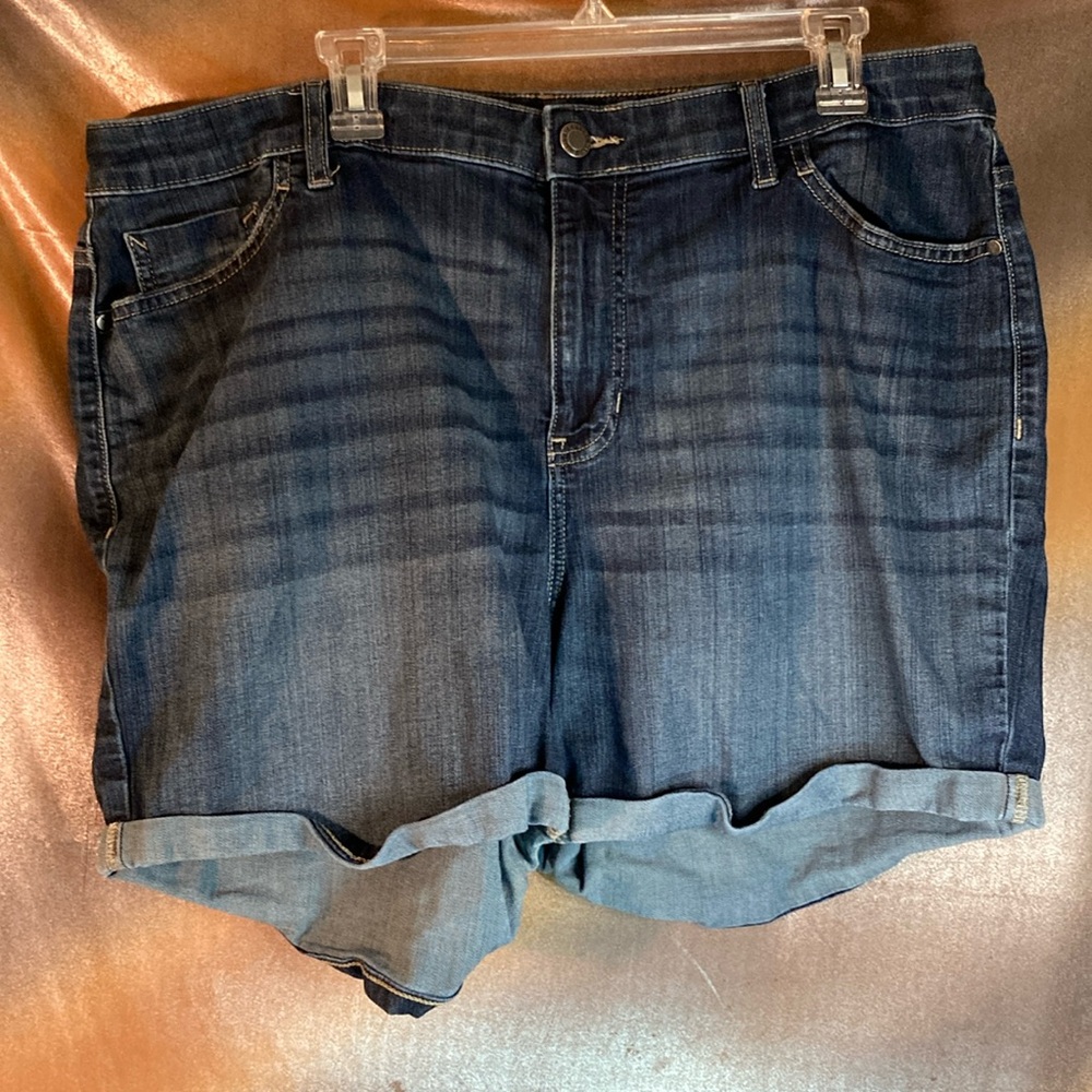 Simply Vera blue Jean shorts 20w 4.5 inseam. Stretchy 403